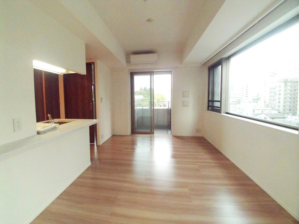 居室・リビング　【フォレストビュー護国寺】リビングには床暖房もあります。