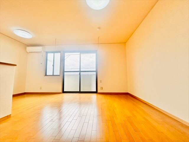 居室・リビング　同タイプのお部屋の内装写真転載