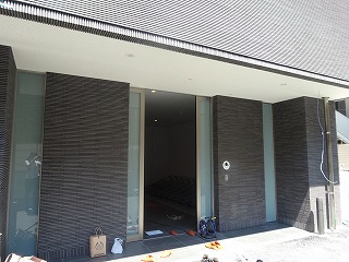 エントランス　落ち着いたエントランスです