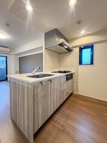 キッチン　参考写真　※フローリングは白