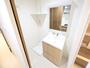 洗面設備　脱衣所　独立洗面台（シャンプードレッサー付）収納スペース有