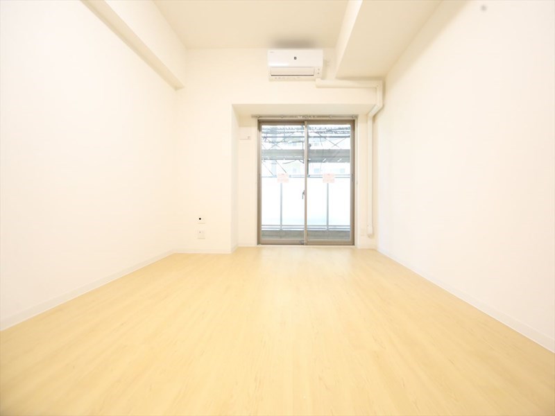 バルコニー　洋室8.7帖　エアコン完備　バルコニー