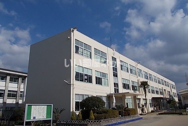 小学校　佐世保市立中里小学校（小学校）まで620m