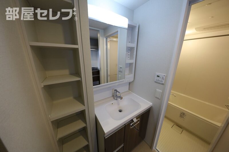 洗面設備　反転画像