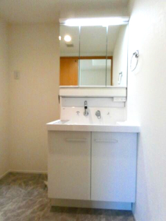 洗面設備　朝の支度にも助かる、独立の洗髪洗面化粧台