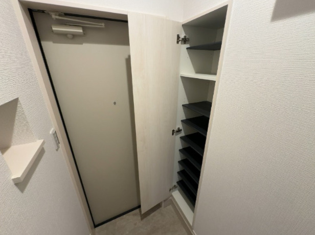 玄関　同シリーズ物件のモデルルームになります※現況優先