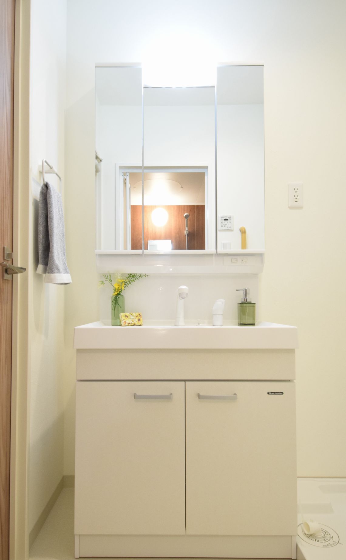 洗面設備　室内モデルルーム仕様です。家具・小物等は付属しません。