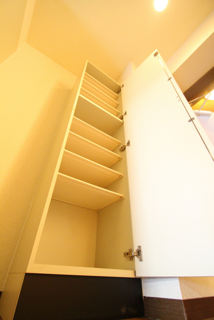 トイレ　シューズボックス付きで玄関もすっきり