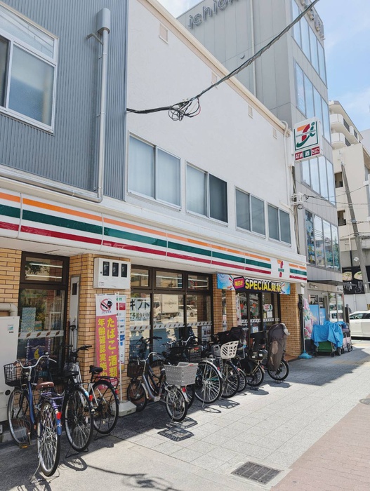 コンビニ　セブンイレブン（コンビニ）まで122m