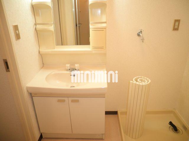 洗面設備　独立した洗面台です。