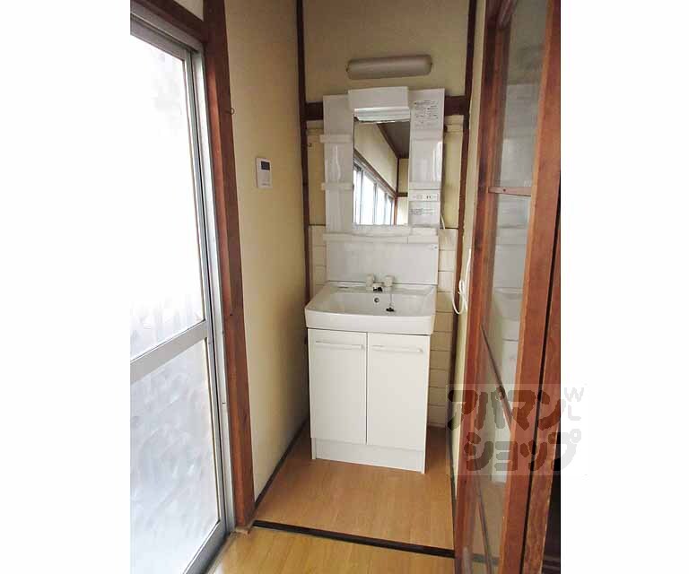 洗面設備　独立洗面台。