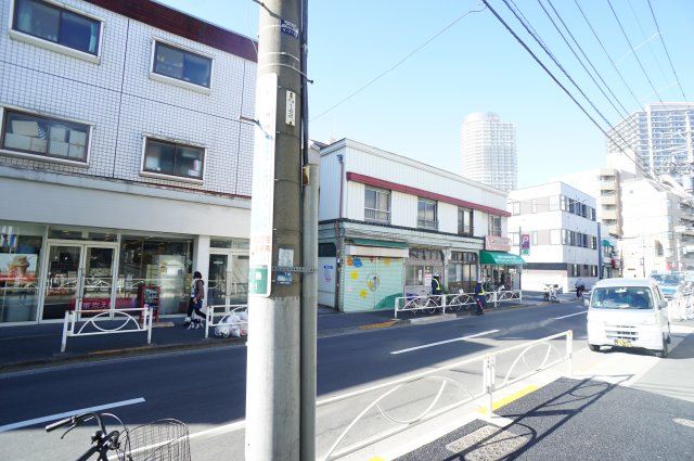 眺望　前面は道路で陽当たり良好♪