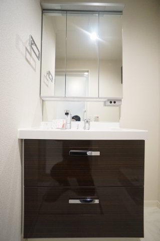 洗面設備　3面鏡洗面台　鏡の裏は収納になっています。