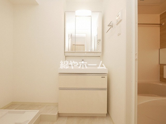 洗面設備　朝の支度にも助かる、独立の洗髪洗面化粧台