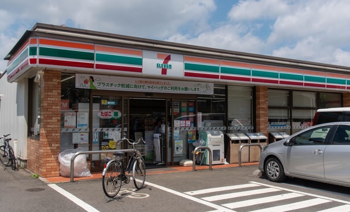 コンビニ　セブンイレブン（コンビニ）まで350m