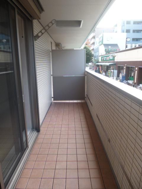 バルコニー　暖かな日差しのふりそそぐバルコニー