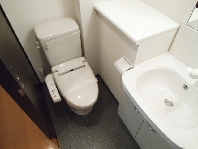 トイレ　トイレと洗面台が同室になります☆