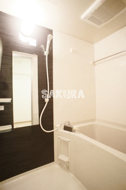 バス・シャワールーム　嬉しい追い焚き・浴室乾燥機付きです♪