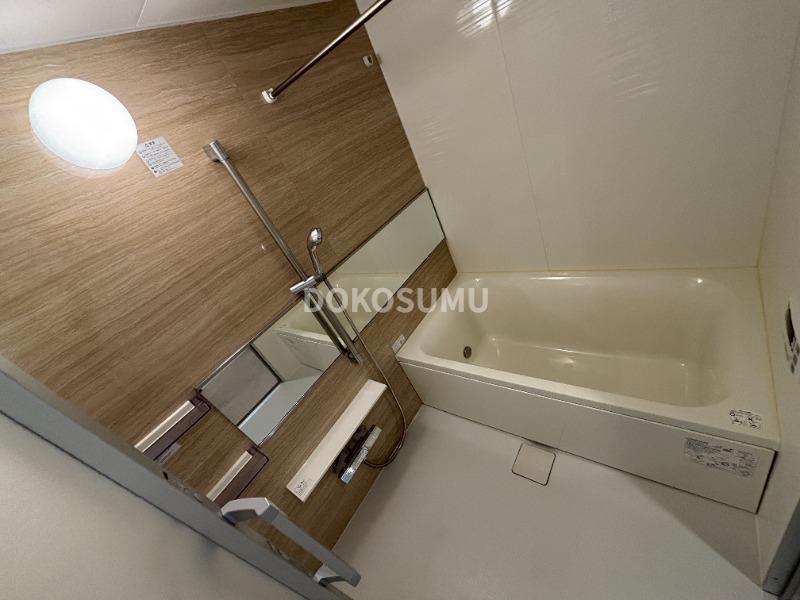 バス・シャワールーム　一日の疲れをやさしく癒やす、清潔感あふれるリラックスバス。