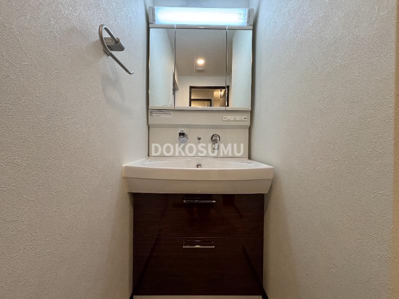 洗面設備　忙しい朝もスムーズに。使いやすさを追求した清潔な洗面空間。