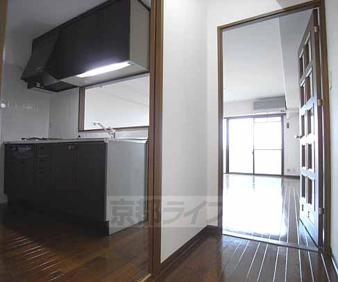 キッチン　広々キッチンにリビング付きです。