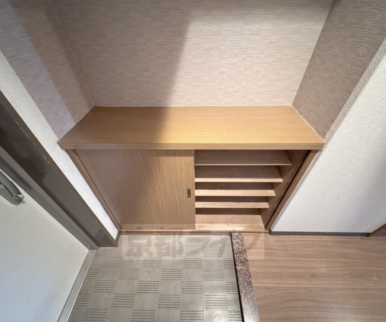 玄関　玄関とその横の洋室です。