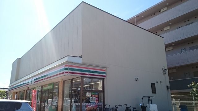 コンビニ　セブンイレブン（コンビニ）まで220m