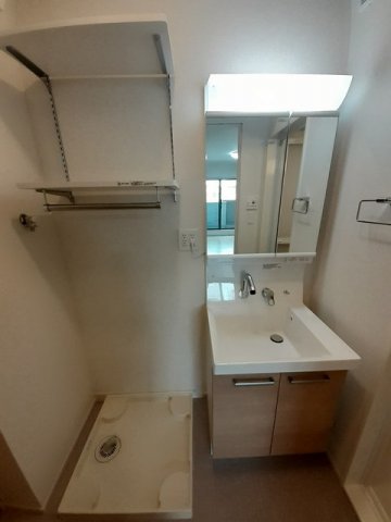 洗面設備　ゆったりとスペースのある洗面所