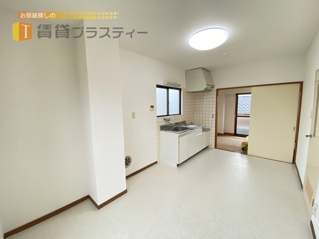 居室・リビング　白いフローリングでお部屋が広く見えます。