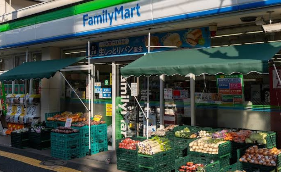コンビニ　ファミリーマート（コンビニ）まで40m