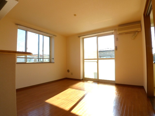 居室・リビング　東南角部屋12帖の明るいリビングルームです。