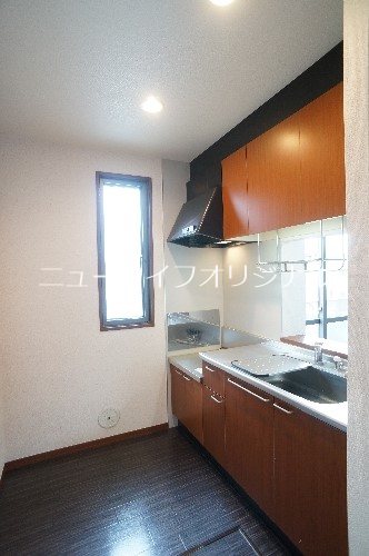 キッチン　窓付きキッチンで明るく換気も出来ます！