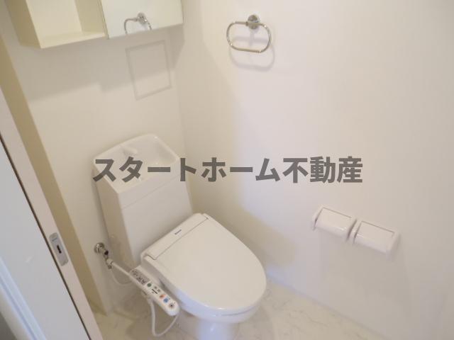 トイレ　落ち着いた色調のトイレです