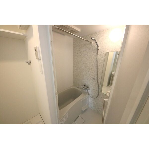 バス・シャワールーム　※写真は同じマンションの違う部屋のものになります。