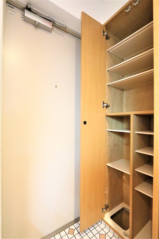 玄関　天井高下駄箱でスッキリしますね