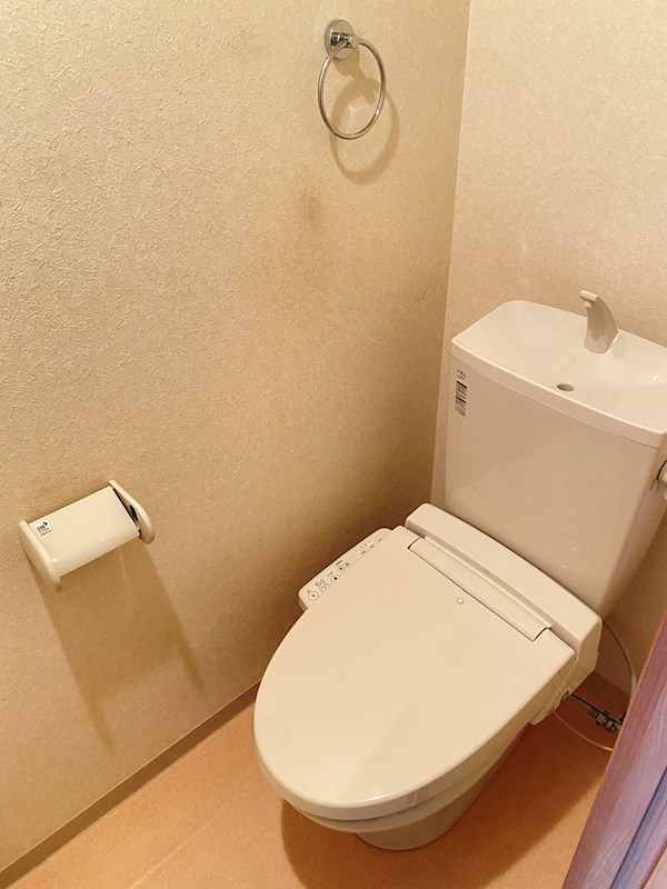 トイレ　違うお部屋の写真です。ご参考までに