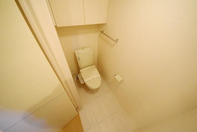 トイレ　白を基調とした清潔感のあるトイレです。