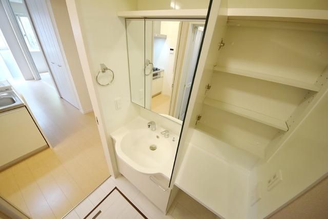 洗面設備　鏡が大きく収納も多い洗面台です。