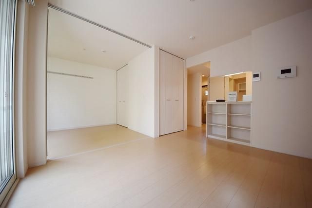 居室・リビング　キッチンからも見渡せる明るいお部屋です。