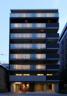 建物外観　鉄筋コンクリート造のがっちりとした建物。