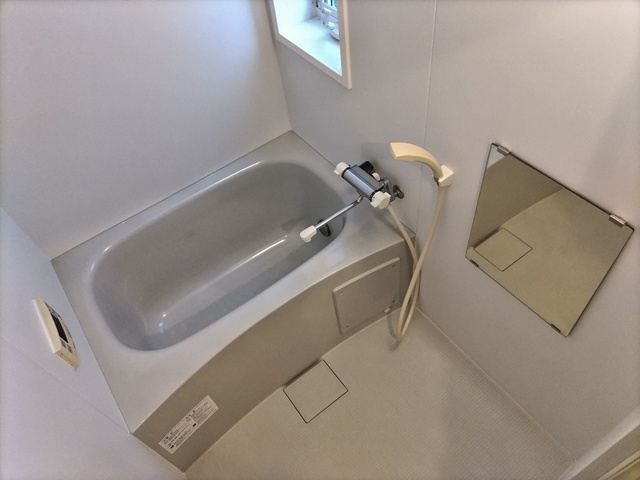 バス・シャワールーム　★追焚機能付きのバスルーム・小窓もあって換気も便利です★