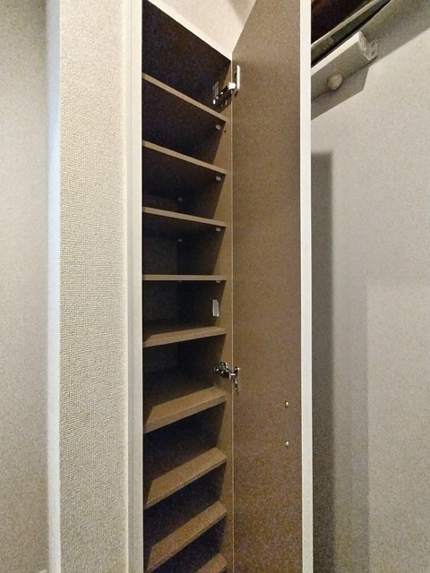 玄関　★玄関にはたっぷり収納できるシューズボックス★