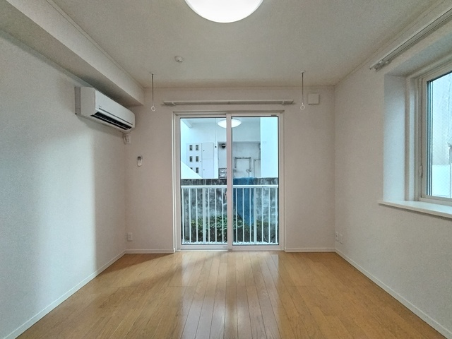 居室・リビング　★南西向きであたたかな日差しが入る洋室です★