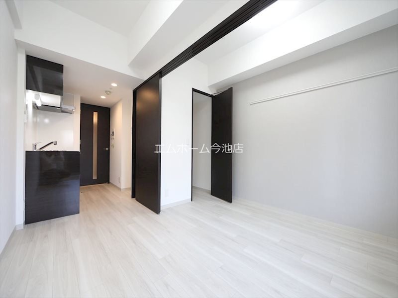 居室・リビング　DK6.9帖　エアコン付　バルコニーに面しています