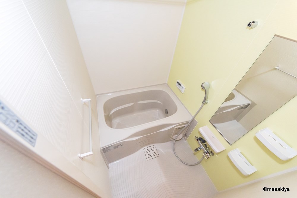 バス・シャワールーム　お風呂　追い焚き・浴室乾燥機付きです。