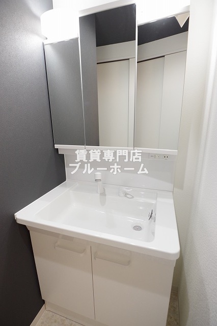 洗面設備　三面鏡独立洗面台！