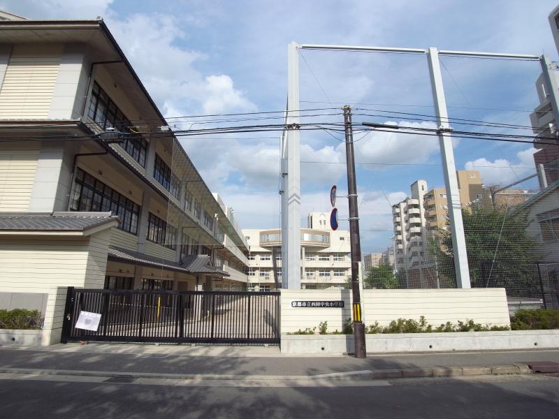 小学校　京都市立西陣中央小学校（小学校）まで426m