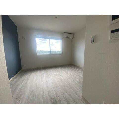 居室・リビング　アクセントクロスでおしゃれな洋室♪