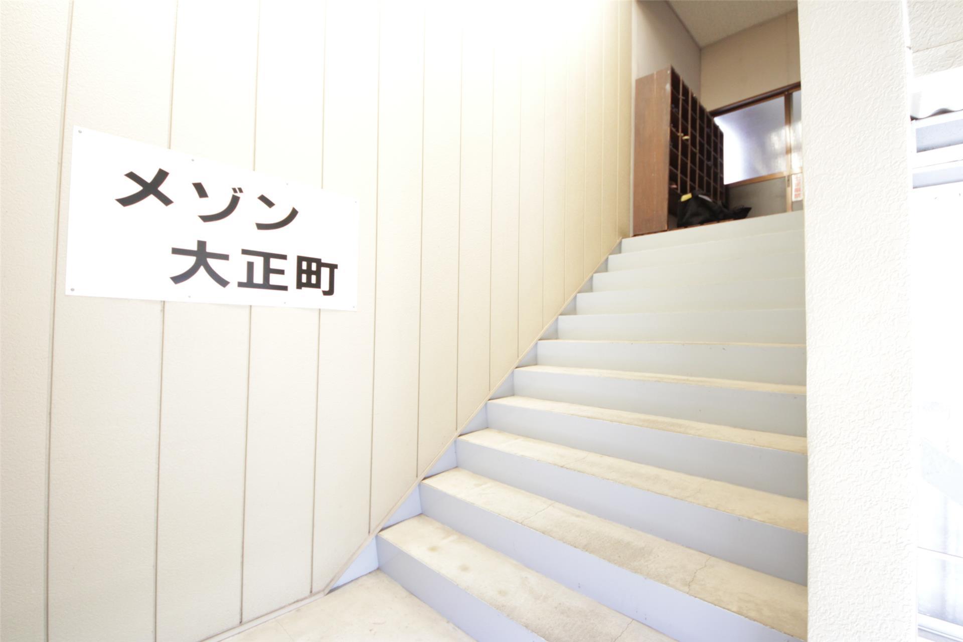 エントランス　階段を上った先に共用玄関があります！