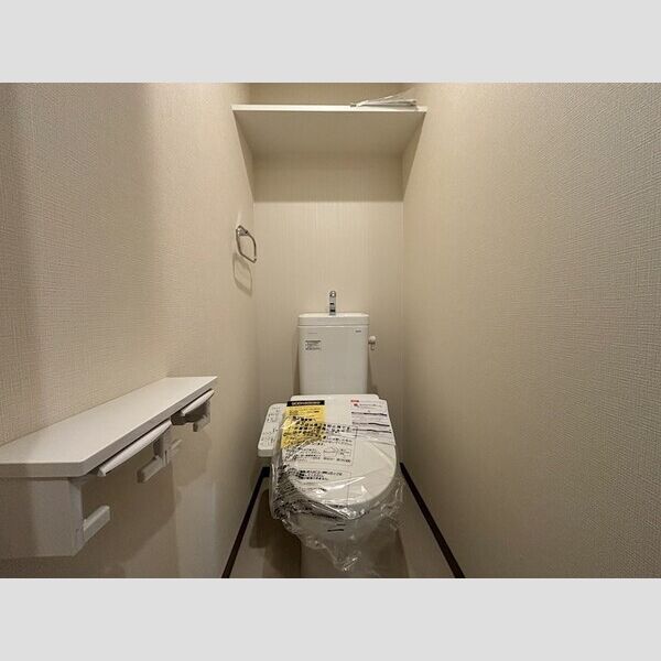 トイレ　落ち着いた色調のトイレです